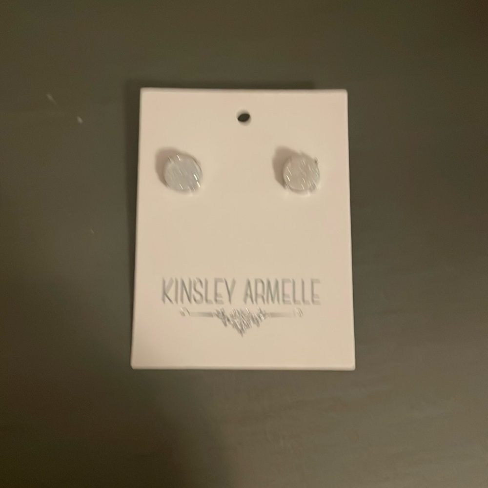 Stud earrings from Kinsley Armelle